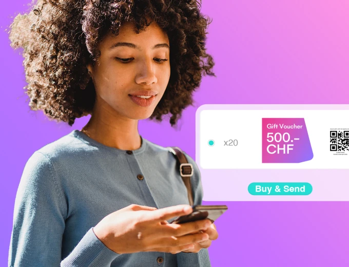 Eine Person am Smartphone, daneben ein digitaler Gutschein mit QR-Code und der Schaltfläche zum Kaufen und Versenden.